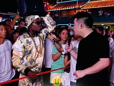 万岁山npc来木森打卡来财,搞怪上演唐诗接口令 非洲小黑确实有舞蹈天赋,自带喜感#木森大舞台 #万岁山 #打歌妹 #NPC #全场的焦点