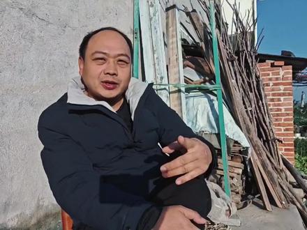 铁腕董事长谭旭光履职东风集团外部董事 铁腕董事长谭旭光履职东风集团外部董事,这不只是一个身份的转变,更像是一场关于责任与担当的无声宣言。他坐在简朴的墙边,眼神坚定,仿佛在说:真正的力量,从不在高处,而在脚下这片土地的每一寸呼吸里。#每天学点法律知识#农村大实话#历史冷知识#物流运输#全国卡友