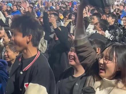 湘超半决赛永州队9:8战胜长沙队!拿下胜利的那一刻,永州市体育场第二现场直接燃成一片欢乐的海洋!这就是属于永州的足球狂欢夜!
#湘超 #湘超永州 #永冲锋 #半决赛长沙vs永州 #球迷