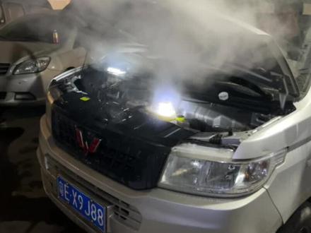 #汽车保养与维修 #抖音记录修理工的日常 #专业的事交给专业的人 五菱新卡1.8水箱排气!不浪费几桶水是排不好的了!