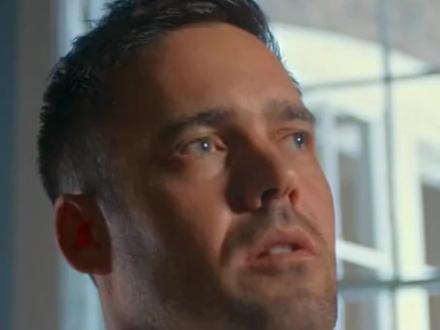 1999年,麦克马修斯成为登顶珠穆朗玛峰最年轻的英国人。 但在完成登顶的3个小时后,他失踪了并再没被找到。23年后,他的弟弟,斯宾塞马修斯耗资1000万准备前往寻找他。“贝爷”贝尔·格里尔斯倾力相助,与拥有14座高峰攀登记录的登山家尼尔马组成最强搜寻队伍。可是结果.....希望大家能看到最后,会震撼你的心灵。#珠穆朗玛峰 #登顶珠峰 #登山