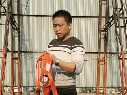 五点式安全带的穿戴方法详解,高空作业考证必考内容之一,高空何老师倾情上演#高空作业 #高空考证 @高空