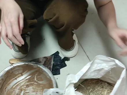 泥板制作步骤之底层泥
壁画泥板制作步骤~粗泥层,想自己尝试做泥板的,可以准备起来啦
一、材料和工具
1.沙
2.土
3.草杆
4.麻丝
5.白乳胶
6.刮刀
二、制作步骤
1.白乳胶加水混合均匀
2.所有材料搅拌均匀,摔打上劲
三、避坑指南
胶可以少一点,泥浆可以稀一点
你们有什么技巧和踩坑经验,一起来交流交流
#手作温度 #壁画 #自制泥巴 #新手 #治愈