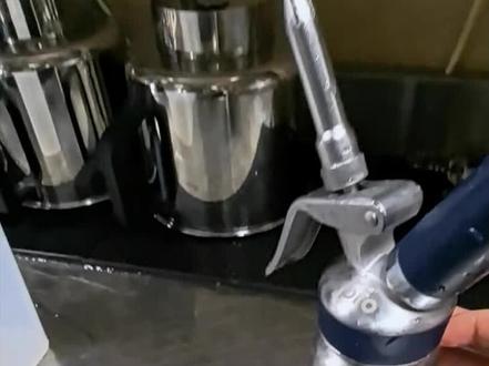 #奶油 #制作过程 #动物奶油 很多人问为什么奶油不能外卖,因为是动物奶油化的太快了