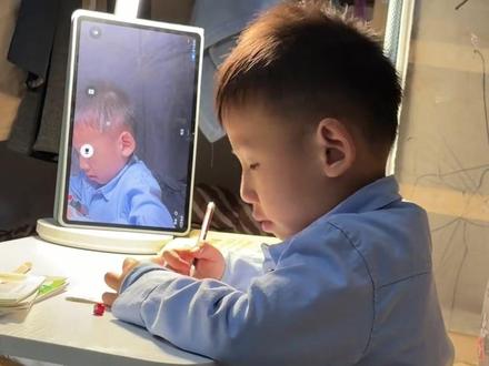 以前写作业催八百遍 现在“豆包”一上线十分钟搞定 娃:我是 AI 看着长大的#豆包 (剪辑:周翎 责编:周翎 审核:陈亭)