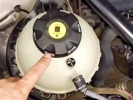 #抖音汽车 #懂车小知识 #排气 宝马汽车添加完防冻液后需排气。一分钟教会你开启排气。