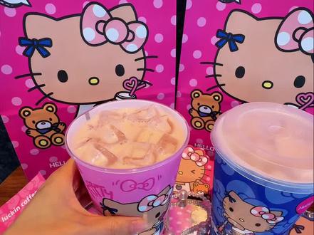 瑞幸和hellokitty联名的hello苹果茉莉上线了 十块出头就能安排上联名超大PP杯了#Hello苹果甜酷登场 #HelloKitty和她的漂亮苹友 #Hello苹果茉莉