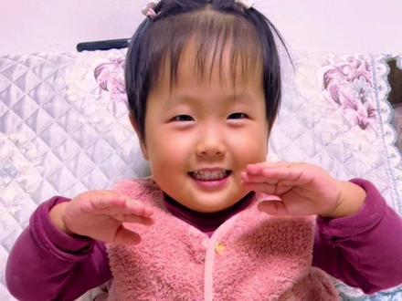 👧两岁宝宝推荐 :0-3岁早教儿歌、幼儿早教启蒙歌谣《黑猫警长》小朋友们学起来吧。
👩妈妈经验分享:和宝宝互动可以准备一个“动作库”,像拍手、跺脚等,让词汇和动作绑定,增强宝宝的记忆。
#真实生活分享官 #真实生活分享计划 #亲子互动 #儿歌 #早教 @DOU+上热门 @抖音小助手