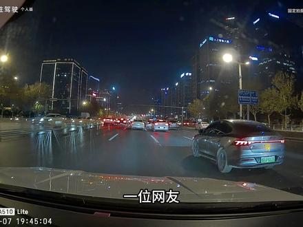 过路口到底该怎么减速?究竟该“备刹”还是“踩下去”? #防御性驾驶 #4秒车距 #车距 #驾驶心态 #驾驶技巧