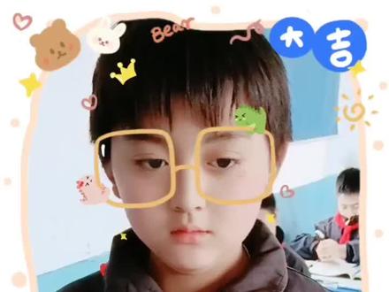 六年级下册语文16课《表里的生物》,通过一段心理活动描写,展现自己的个性特点。第一个学生的描写,展现自己的天真,执拗。第二个学生写出了自己吃的急切心情,还给自己一个强大的理由,嘴是用来说话和吃饭的,那时不想吃说话,只想吃。第三个学生更有趣,以为星星只跟自己走。第四个学生写出了自己善于观察的同时也后悔了平时的不努力。第五个学生是我班的学霸,我校的名人哦!