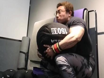 重物上肩,轻重量练练体能