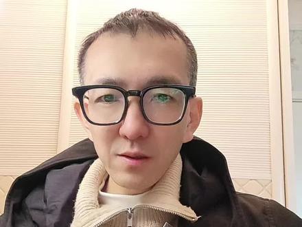 如果你是2018年就开始追《镖人》漫画的老粉,那一定对这部作品的魅力深有体会。如今2026年,《镖人》电影定档春节,又将掀起一股武侠热潮,这也让我们有了再次重温漫画的理由。
《镖人》是许先哲创作的一部武侠国漫。它跳出了传统武侠的窠臼,以隋末乱世为背景,讲述了镖客刀马护送神秘人物“知世郎”前往长安,一路上历经突厥骑兵追杀、朝廷暗卫围剿等重重危险的故事。故事中,无论是被官府悬赏的镖客刀马、心怀天下的反贼知世郎,还是漂泊无依的胡人女子阿育娅,每个角色都充满了烟火气,他们在乱世中演绎着动人的侠义故事。
这部漫画的分镜惊艳,打戏酣畅淋漓。它以黑白水墨风格重新塑造硬派武侠漫画,大场景分镜张力十足,令人震撼,小分镜细节拉满,观感极佳,打戏内容流畅,让人肾上腺素飙升。同时,作者考据严谨,从兵器设计到人物服饰,从角色说话习惯到各类石碑石刻,都体现了对历史文化的深入研究,让武侠故事扎根于真实的历史土壤中。
如果你之前就喜欢《镖人》漫画,那么在电影上映前,不妨再次翻开漫画,重温那些精彩的情节,相信你会有新的发现和感悟。#镖人 #镖人电影 #许先哲 #武侠漫画