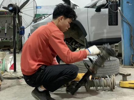 才6万公里的丰田荣放减震异响#修车 #底盘异响 #丰田荣放 #广西平南