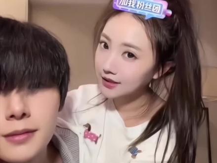 👉朱鸽竟敢吐槽老婆臭臭的,小夫妻互怼日常也太好磕了!#朱一未白昕怡#爆珠夫妇#小夫妻日常#甜蜜互动