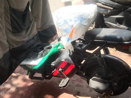 雅迪电动车后座垫拆卸方法。#摩托车修理 #踏板摩托车 #电动车 #挡泥板 #电瓶车 #小踏板