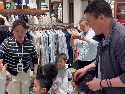 葫芦爸带着7个儿子去奥莱逛街,路过裤子店最终还是喜欢并买下了那条裤子。导购小姐姐升级“临时妈妈”带孩子。#七个葫芦娃#全职奶爸#萌娃#亲子日记#日常生活记录