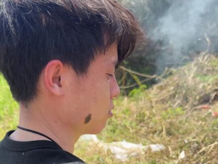 小时候不明白奶奶为什么,非要带着我翻山越岭的来上坟。直到奶奶去世了以后,我才明白……她永远埋在了这方土下面。只有上坟,才能离她最近;也只有在这里,我还能喊她一声奶奶。#我的乡村生活#新农人计划2026#上坟祭祖
