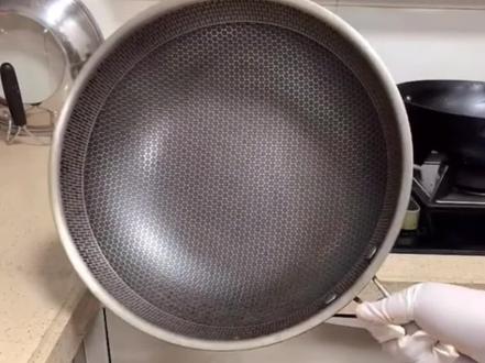 康b赫的锅底烧黄烧黑有救了,千万别丢用它洗一下,里面是蜂窝涂层的不要用哦,会把里面涂层洗掉,铝锅麦饭石锅也不能用#锅底黑垢清洗剂 #洗锅