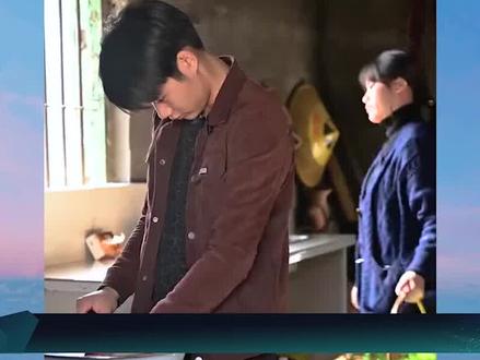 无学历无背景,念乡人周周的成功离不开老莫的支持#念乡人周周采访 #念乡人周周参加谢霆锋综艺节目 #娱乐评论大赏