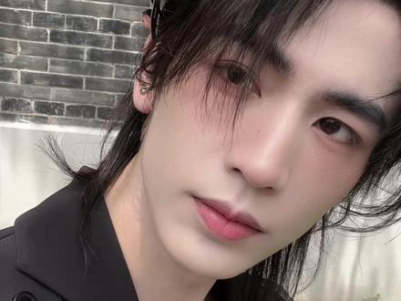 #张凌赫 抓到一个看镜头的@张凌赫 👀 #裴文宣 #张凌赫裴文宣