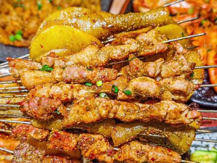 全国首个烧烤学院启动招生,毕业后可获得大专或本科学历 岳阳烧烤学院正式启动招生,学员毕业后能获得大专或本科学历,有创业意向的学员还能得到品牌加盟优惠政策等,打通“课堂到市场”就业通道 编辑:吴姝霖 崔笑瑜(实习)#烧烤 #岳阳 #学历