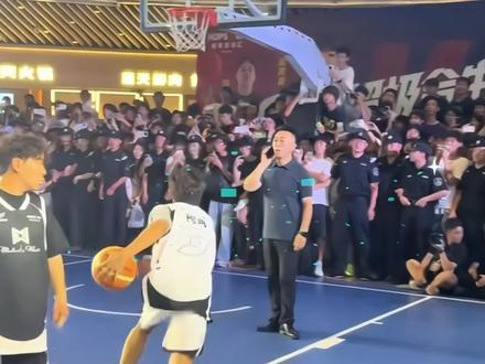 中韩街球大战,赖益烨打成个人表演秀,独得52分。#中韩街球大战#赖益烨#柯冉#赖益烨独得52分