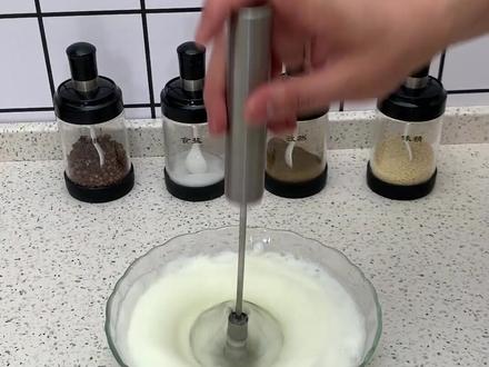 喜欢做蛋糕的一定要备一个半自动打蛋器,蛋清很快打成泡泡#打蛋器 #实用好物