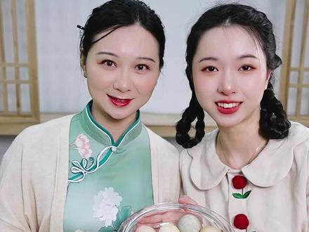 “斗指东南,维为立夏”。立夏,是夏季的第一个节气。“立夏蛋,满街甩”,“立夏挂蛋、斗蛋、吃蛋”的习俗由来已久。据说,立夏时节,天气逐渐炎热,许多人特别是小孩子会感到四肢无力、食欲减退,导致身体逐渐消瘦,这便是疰夏。而古人认为,在立夏这天煮好“囫囵蛋”(注:完整的鸡蛋,煮熟的鸡蛋要保证完整不破损)后,装在五彩的丝线网兜中让孩子挂在脖子上,便可助他们经受住“疰夏”的考验。旧时孩子们得到立夏蛋后往往并不急于先吃,而是先来比一比,斗一斗。以蛋头斗蛋头,蛋尾击蛋尾,一个一个斗过去,斗破了壳的认输,然后把蛋吃掉,既可以祈祷夏日的平安,也平添生活趣味。如今,紧张忙碌的现代生活中,已经少见小孩斗蛋的身影,但这一习俗所蕴含的传统生存智慧,仍以润物细无声的方式浸润着我们的心灵。#立夏 #萌知计划 #我要上热门 @DOU+小助手 @抖音青少年