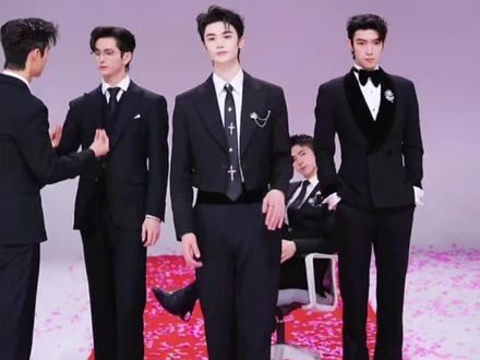 #快来围观 #男团 简总你是彻底放飞自我了,脱鞋跳你也是404k第一人喽,话说少爷你还好吗,被追着"做服务",还有肘子哥你真的不是一般怕痒啊#404k @简一🍊 @一州🕶️ @404k-晚秋🍁