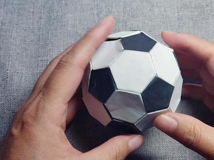 用纸折出一个非常好玩的足球。折纸教程 #折纸 #折纸教程 #一起做手工 #足球