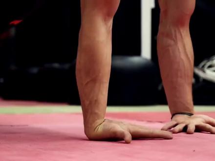 强化手腕,预防伤病! #手腕 #徒手健身 #手腕疼 #居家健身有新招 #俯卧撑 #手腕不舒服