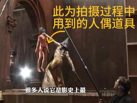 当游戏照进现实,你会怎么办 重温《寂静岭》,依旧会被其独特的魅力所折服。它在恐怖片的外壳下,包裹着一个令人心碎的悲剧内核。电影最成功的地方,在于它没有把“寂静岭”简单地描绘成一个鬼怪横行的地方,而是将其塑造成了一个“人心地狱”的具象化呈现。所有的怪物,都源于人性的恶;所有的恐怖,都来自一个女孩被碾碎的灵魂。
影片的视觉呈现堪称艺术品。那终日飘落的灰烬,那浓得化不开的迷雾,以及里世界那令人作呕的、由铁锈、鲜血和腐肉构成的工业地狱景象,共同构建了一个极具辨识度的、令人过目不忘的恐怖美学体系。每一次防空警报响起,都像是一次对观众心理防线的无情冲击,让人不由自主地屏住呼吸。
当然,影片也并非完美无瑕。后半段通过黑暗阿蕾莎之口进行大段的剧情解释,虽然清晰明了,但也略显生硬,削弱了影片前半段积累的神秘感和悬疑氛围。但瑕不掩瑜,《寂静岭》依然是一部里程碑式的作品。#抖音精选 #影视界说 #重返寂静岭