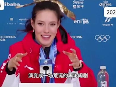 无中生有!谷爱凌夺金,遭媒体人质疑:国旗不捡、唱国歌口型不对1/3#冬奥会 #谷爱凌夺冠