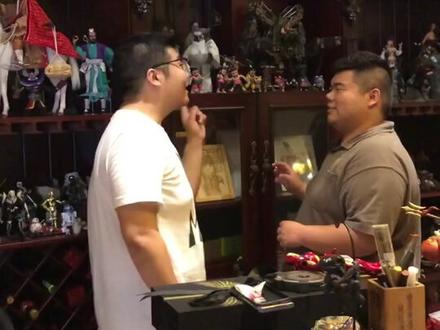 去哥哥@尤宪超 家里玩,竟眼看一人形玩偶凭空消失…