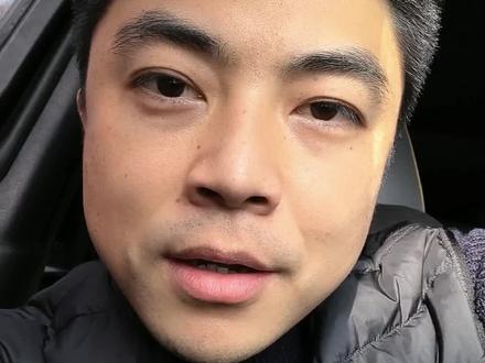 第25集:今天黄金这个走势,看得人心里确实焦灼。
上上下下,全是假动作,每一分钟都在考验你的人性。
很多人私信问我:“这么高的位置,怎么还不动?或者怎么还敢动?”
说实话,盯着那个账户净值在跳,谁的心态能完全像死水一样波澜不惊?那是真金白银。
但就在刚才那种最焦灼的几分钟里,我做了一个最果断的动作:执行计划,毫不犹豫。
为什么?
因为在交易的世界里,最廉价的情绪叫“焦虑”,最昂贵的素质叫“执行力”。
我们每天复盘,每天分析宏观,甚至把自己逼成一个冷血的机器,为的是什么?
为的就是在这一刻,把你脑子里的“认知”,瞬间变成手里的“筹码”。
绝大多数亏钱的人,死就死在“想得太多,做得太慢”。
等到走势完全明朗了,等到心里舒服了,等到大家都看懂了,那连汤都喝不上了。
记住,交易不是请客吃饭,是一场和自己人性的战争。
手可以在抖,心可以在跳,但到了点位,该扣动的扳机,必须扣。
这,才叫知行合一。
这一仗,我先干为敬,你们随意。#黄金 #交易 #a股大跌 #黄金大跌 #黄金大跌价