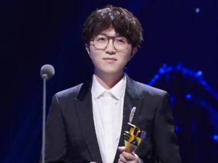 #毛不易 《在此山中》收录于毛不易三专《幼鸟指南》,工作过程中的惊鸿一瞥,深深印在了毛不易心里,可能在这样的地方,人们席地而坐,仰望星河,可以爱的淳朴,拥有年轻而美好的约定,毛不易默默在音乐里构建了一个世外桃源。