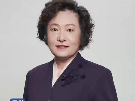 【王微:中央经济工作会议前瞻 明年消费政策或迎新举措】中央经济工作会议召开在即,明年经济政策将如何发力?国务院发展研究中心市场经济研究所原所长、二级研究员王微近日接受中国日报#智见中国 栏目独家专访时表示扩大内需、特别是提振消费将是明年经济工作的重中之重。她强调,财政政策要加大对消费的支持力度,让居民既有意愿,也有能力去消费。从消费端看,王微指出:“没有足够的闲暇时间,出行度假乃至周末逛商场,都可能难以成行。”她表示,更好地落实带薪休假和灵活带薪休假是激发居民消费的重要条件。在假期制度上,她建议在公共假日的增加上再采取措施。#中央经济工作会议 #提振消费 #带薪休假 (记者 欧阳诗嘉 王科举 视频 闫星周 周兰序 实习生 邸达)