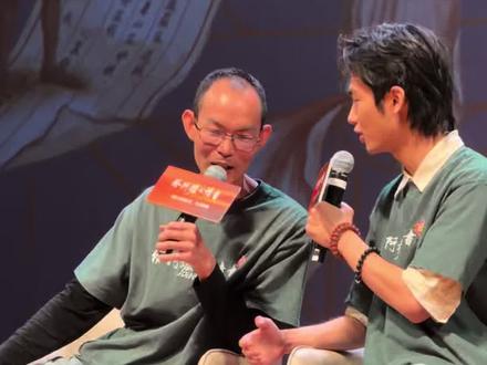 《给阿嬷的情书》导演谈念螺歌的宿命感 原来念螺歌和唐山有这个意思,现场听完才知道,唐山原来是指中国,念螺歌不止是民谣。
电影中每个人都有自己坚守的道义,实在不同于AI。看了两遍,将人短暂地从AI世界里拉回人间,感觉还是做人最好,可以有如此克制而细腻的情感,典雅而深情的书信,现场可以大哭一场,觉得很好!北大中文陈平原教授说做了几十年潮学的学术研究,发表这么多论文,不如一部剧出圈,作为潮汕人他感觉很自豪和骄傲!蓝导一直记得走访时潮汕人说“无用就是最有用”,不是中文人,大概对此不会有这么深的体会,所有书信几乎出自这位中文系导演之手,感人至深!#给阿嬷的情书#北大见面会#蓝鸿春#李思潼