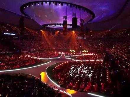 去年的三亚跨年演唱会,特邀嘉宾:星星✨前来报道!全场大合唱结束后,自发的喊口号,现在看还是会热泪盈眶,永远爱张杰的现场,永远爱张杰🥰澳门跨年演唱会一切顺利哦#张杰跨年演唱会抖音特别场 #一人一首张杰 #抖音美好跨年季 #张杰跨年演唱会