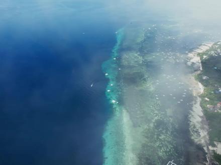 华为WATCH Ultimate 2|来自深海的第一条信息 潜水的魅力,在于探索未知,也在于人与人的默契协作。当手表在蔚蓝中开启,一场与众不同的“水下派对”正待启程。
在静谧海底,手表轻轻震动,屏幕上浮现潜伴发来的信息时,那种被连接的感觉,让安全感油然而生。
华为WATCH Ultimate 2,您的水下智能伙伴。革命性“海豚通信”功能,让30米内精准发送信息成为可能——从“气量检查”到“集合指令”,沟通从未如此优雅。150米专业防水,搭载精准减压算法,记录每一米深度的数据。
采用非晶锆合金与蓝宝石镜面,蔚海蓝与苍穹黑两款配色,诠释探索精神。从深海到陆地,eSIM独立通信、北斗卫星消息功能全程守护。
当科技读懂自然的脉动,
这条来自深海的信息,便不再只是冰冷参数,
而是冲破了疆域的界限,
贯穿人与海洋、与彼此的全地域共鸣。
华为WATCH Ultimate 2,与 PADI 共同守护每一次探索!
#华为WATCHUltimate2#华为手表非凡探索 #华为发布水下通信智能手表 #padi潜水