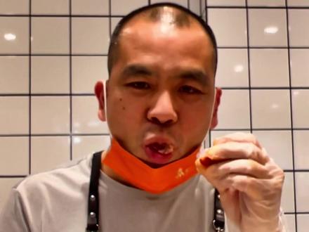 店里超级畅销的糯米烤肠加工教学来啦~#水果店 #加油水果人