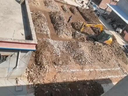 邻居在盖新房时乱挖地基引发坍塌