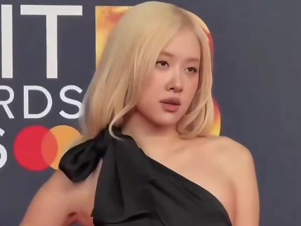 Rosé闯美最成功?BLACKPINK闯美成就盘点(二) 本期视频继续盘点BLACKPINK Lisa、Jennie金珍妮、Rosé朴彩英、Jisoo金智秀闯美成就
Rosé
1. 登顶IFPI全球音乐榜:首位拿下年度冠军单曲的亚洲艺人、全球专辑年榜第19位,25年最畅销亚洲女歌手专辑
2. 第68届格莱美:获得3项提名,包括“年度制作”、“年度歌曲”两大通类奖项,首位在格莱美舞台表演的K-pop独唱歌手
3. VMA等主流奖项:《APT.》荣获VMA“年度歌曲”,首位获次奖项的亚洲女歌手;全英音乐奖“年度国际歌曲”大奖
4. 美国王牌脱口秀:两次出演NBC 王牌深夜脱口秀“肥伦秀”,首位出演该节目的KPOP女SOLO歌手
5. Met Gala:两次出席,首位登上Met Gala的KPOP女歌手
Jisoo
1. VMA:25年首获 “最佳韩国流行 独唱歌手”提名
2. 时尚方面:首登法国母版《Vogue》封面的KPOP艺人、13次受邀出席DIOR巴黎时装周,彰显国际时尚界顶级地位
#朴彩英 #jisoo #lisa #jennie #blackpink