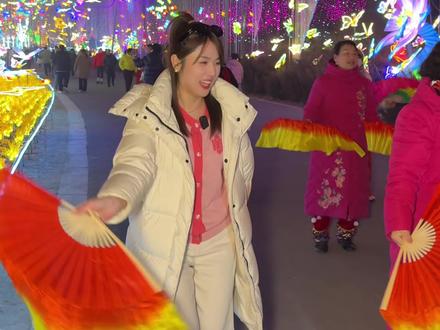 谁还没有来过郊野公园这个千芳滩灯会啊?太热闹啦!吃了饭来这溜达溜达吧!#千芳滩 #灯会 #家国同春 #过年啦