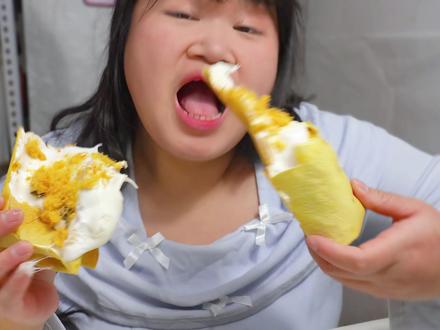 今天尝试了4种烤棉花糖的神奇吃法,看看有大家喜欢的吗 苏打饼干夹棉花糖 巧克力夹棉花糖 棉花糖火鸡面 #烤棉花糖 #棉花糖火鸡面