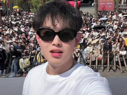 妈妈 我出息啦~我今天上擂台表演节目啦 万岁山的擂台可不是谁都能上的!#熊伦 #妈妈小伙 #万岁山 #社牛@米麦克美食 表演视频在妈妈账号 去看看吧~