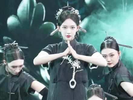 #程潇 现场表演《穿林响》舞蹈,头戴三条簪展现了福州女子刚柔并济#抖音华彩传承晚会直播