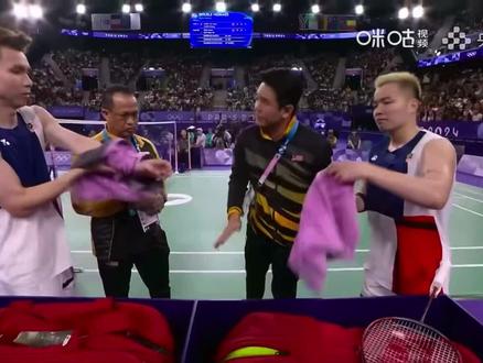 梁王可真是让我笑着看完比赛#梁伟铿王昶晋级羽毛球男双决赛 #王昶梁伟铿 #王昶 #羽毛球 #梁王组合