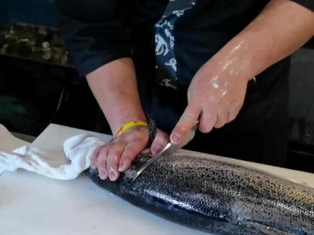 刚招一名刺身师傅待遇6千元,杀条鱼看看技术怎么样