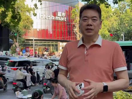 开业20年现在关门,他输在哪里? 开了20年的世纪联华,关门了;接盘的是成立才4年的淘小胖;七百多米外,还有一个被胖东来爆改的永辉超市。这场仗,淘小胖凭什么敢打?
#淘小胖 #胖东来 #于东来 #永辉超市 #商业思维